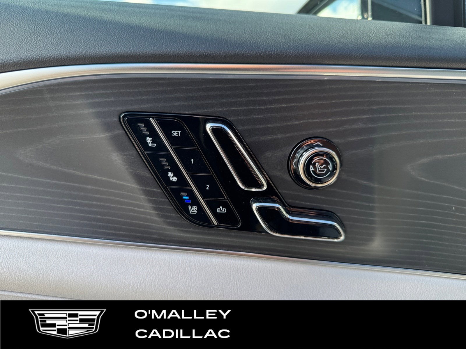 2025 Cadillac LYRIQ Luxury 2