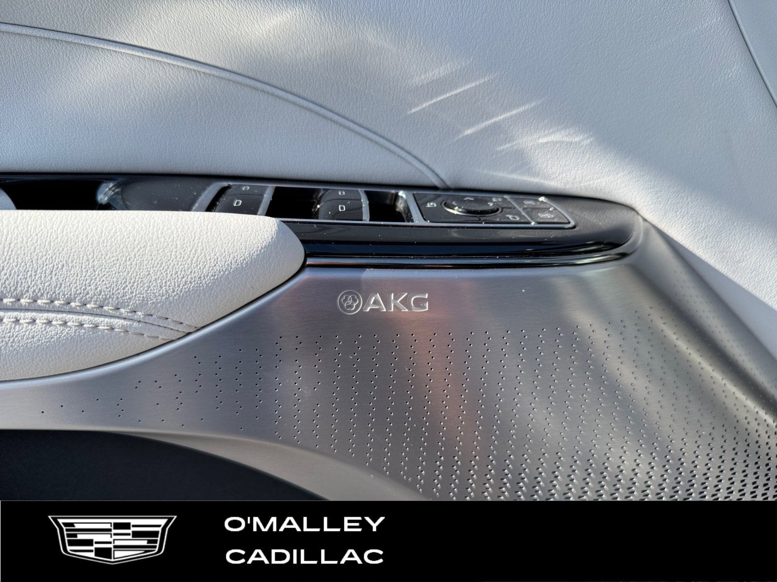 2025 Cadillac LYRIQ Luxury 2