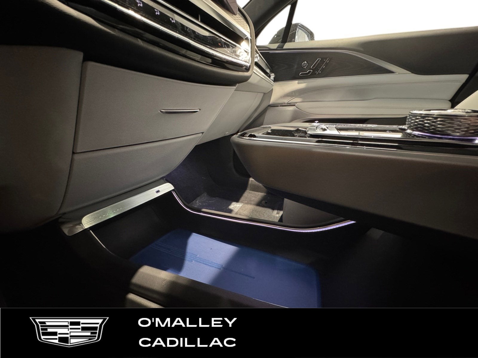 2025 Cadillac LYRIQ Luxury 2